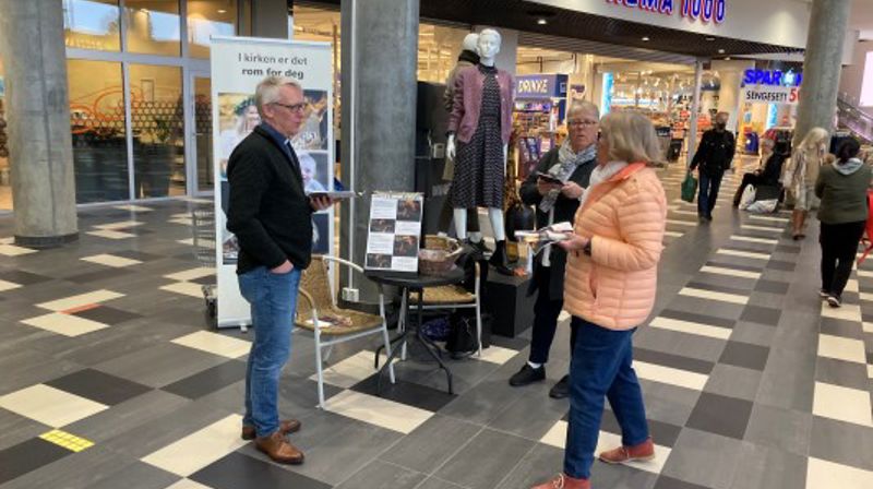 Per Willy Wilhelmsen og Marit Roos Hansen har møtt mange hyggelig mennesker på senteret