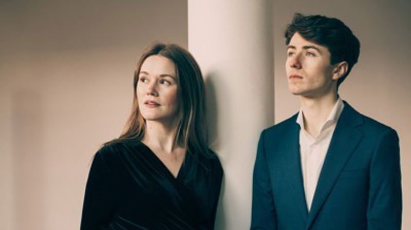 Konsertkåseriet er ved Susanna Solsrud (sopran) og James Girling (gitarist)