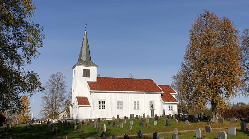 Åpen vegkirke på Eina