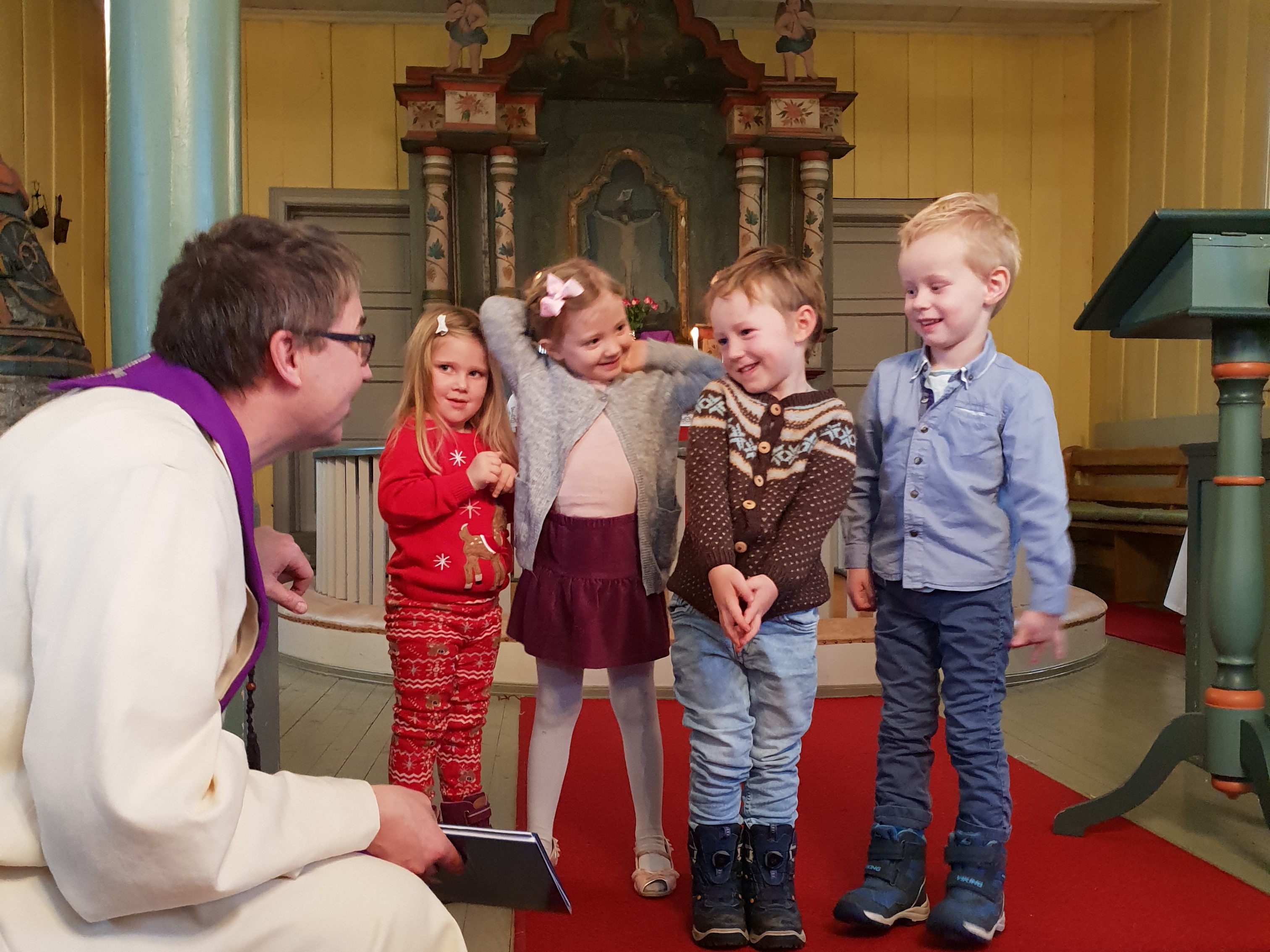 Utdeling av 4-årsbok i Røn kykje.