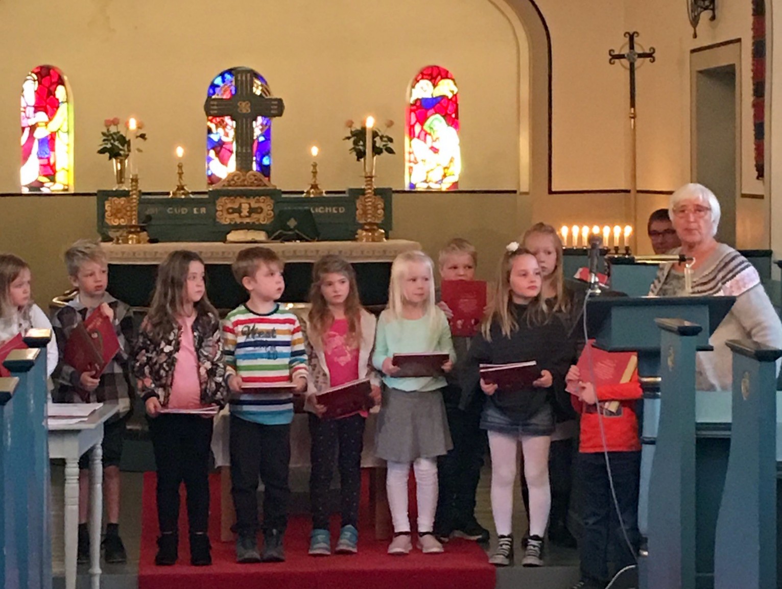 6-årsbok utdeling i Lomen kyrkje hausttakkefest 2017.