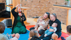 Kateket Bente Engen Øye med babysang-samling. Foto: Torstein Kiserud 2024.