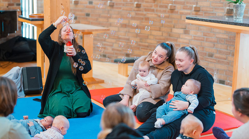 Kateket Bente Engen Øye med babysang-samling. Foto: Torstein Kiserud 2024.