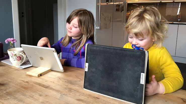 Gode ressurser til barn er viktig, både de digitale og de analoge. Her koser Martha og Edith seg med de digitale tilbudene fra kirken. (Foto: Kirkerådet)