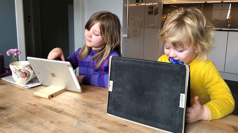 Gode ressurser til barn er viktig, både de digitale og de analoge. Her koser Martha og Edith seg med de digitale tilbudene fra kirken. (Foto: Kirkerådet)