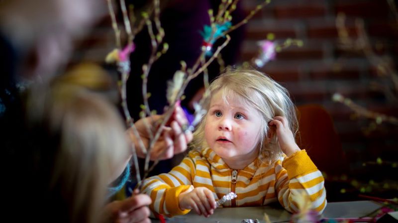Gjennom samlinger og aktiviteter får barna opplæring i den kristne tro. Foto: Bo Mathisen
