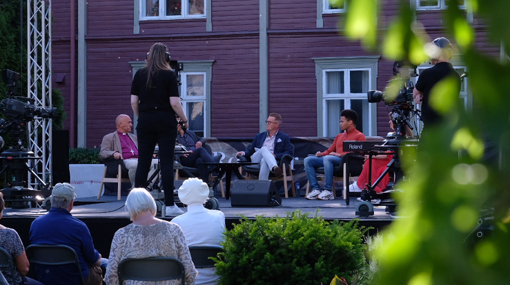 Kirkehagen under samtalen: Hva er Gud til ære, oss til gavn? 