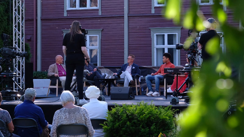 Kirkehagen under samtalen: Hva er Gud til ære, oss til gavn?