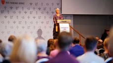 Kirkerådsleder Kristin Gunleiksrud Raaum under åpningen av Kirkemøtet 2020 som også var utsatt av pandemien. Foto: Ole Martin Wold.