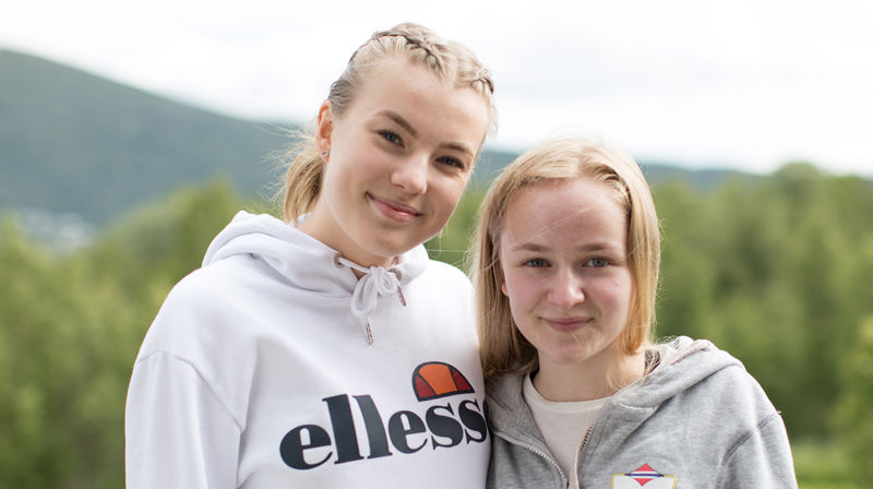 To konfirmanter på konfirmasjonsleir.