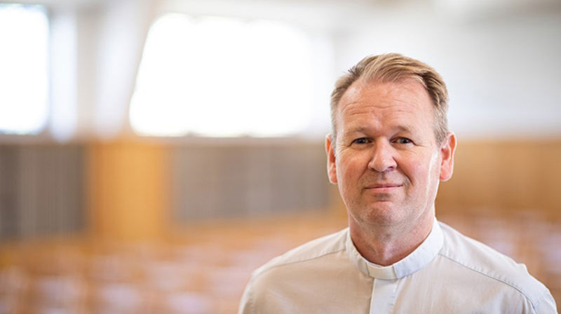 Midt i den vonde sorgen har det vært en tilleggsbelastning, at man ikke får gjøre mye av det man vanligvis gjør i en sorgperiode, sier sokneprest Magne Torbjørnsen. (Foto: Leif-Ingvald Skaug)