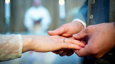 En kirkelig vielse setter kjærligheten inn i en større sammenheng! Foto: Bo Mathisen/Den norske kirke