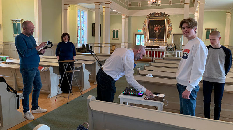 Her forberedes strømming i Varteig kirke i Søndre Borgesyssel prosti. Til stede er kirkeverge Asbjørn Paulsen (hvit skjorte) med sønnene David og Markus, teologisk rådgiver (for tiden teknologisk medhjelper) Endre Fyllingsnes og sokneprest Ingrid Levinsen. (Foto: Karianne Hjørnevik Nes/Borg)