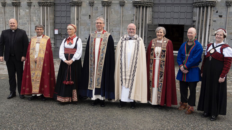 Innsettelse av Olav Fykse Tveit, med blant annet kirkerådsleder Kristin Gunleiksrud Raaum til stede. (Foto: Magne Vik Bjørkøy)