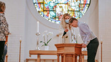 En av de nydøpte, her i Gressvik kirke. (Foto: Linn Celine Stangstuen)