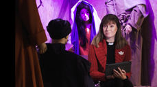 Hege Fagermoen holder ord for dagen fra julekrybben i Glemmen kirke.