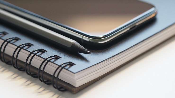 Les sakspapirene til Kirkerådets marsmøte. Illustrasjonsfoto: Jess Bailey/Pexels.com