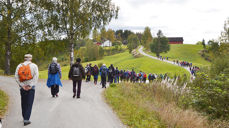 På vandring fra Dal kirke til Gransherad. (Foto: Wiens/Sjøtveit)