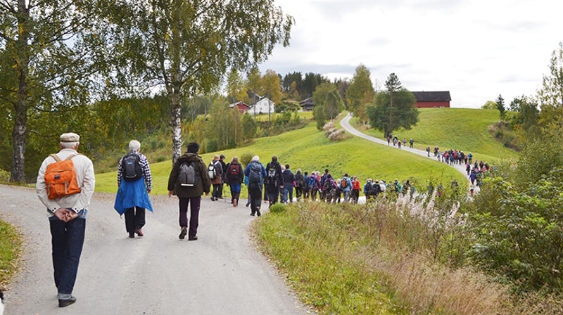 På vandring fra Dal kirke til Gransherad. (Foto: Wiens/Sjøtveit)