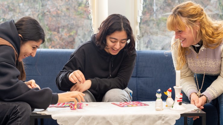 Roza, Lava og prest Anette-Emilie fotografert i høve Drop In / Leksehjelpen, som er ein del av Vennenveko, men også eit fast diakonalt tiltak i kyrkjelyden i Os. Foto: Ole Henrik Kongsvik OK FOTO