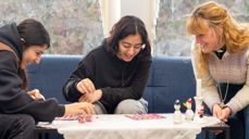 Roza, Lava og prest Anette-Emilie fotografert i høve Drop In / Leksehjelpen, som er ein del av Vennenveko, men også eit fast diakonalt tiltak i kyrkjelyden i Os. Foto: Ole Henrik Kongsvik OK FOTO