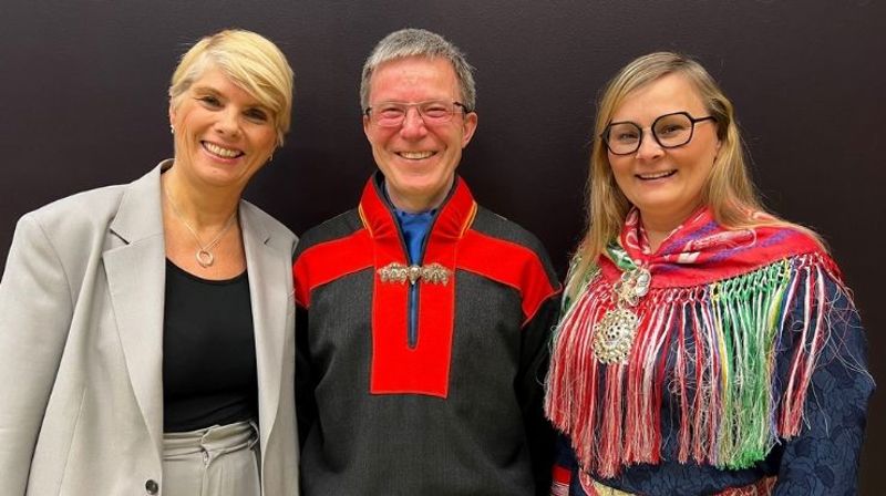 Kirkerådsleder Kristin Gunleiksrud Raaum sammen med førsteamanuensis Tore Johnsen ved VID vitenskapelige høyskole og leder i Samisk kirkeråd Sara Ellen Anne Eira.