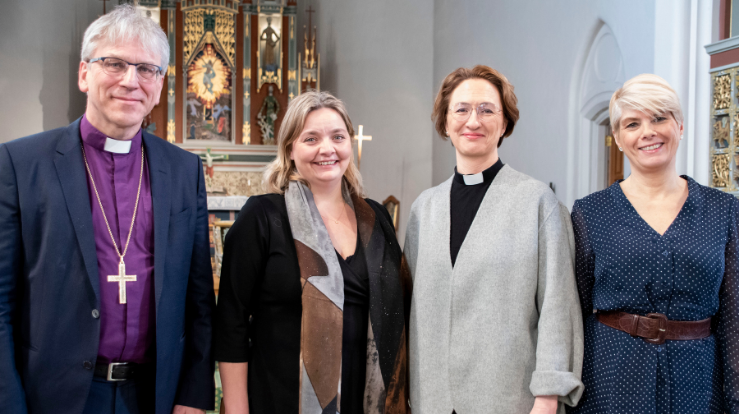 Kommende biskop i Borg Kari Mangrud Alvsvåg (nr. 3 f.v.) sammen med (f.v.) preses Olav Fykse Tveit, bispedømmerådsleder Karin-Elin Berg og kirkerådsleder Kristin Gunleiksrud Raaum. Foto: Den norske kirke i Borg