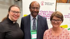 Marianne H. Brekken (til venstre) og Berit Hagen Agøy (til høyre) sammen med ny generalsekretær i Kirkens verdensråd Jerry Pillay (i midten). Foto: Kirkerådet/Den norske kirke