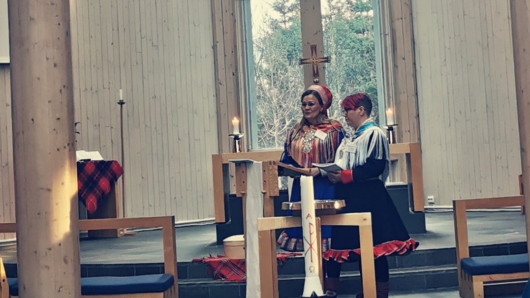 Leder i Samisk kirkeråd Sara Ellen Anne Eira og tolk Anne Marit Eira Anti. Foto Samisk kirkeråd / Den norske kirke. 