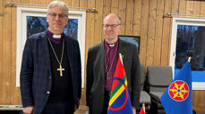 Preses Olav Fykse Tveit og Nord-Hålogalands biskop Olav Øygard på plass i Lakselv kirke. (Foto: Kirkerådet)