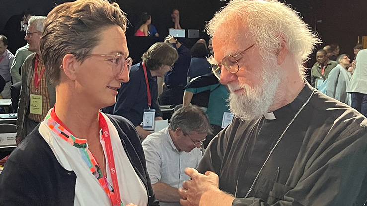 Biskop Kari Mangrud Alvsvåg i samtale med tidligere erkebiskop av Canterbury, Rowan Williams. (Foto: Erhard Hermansen, Norges Kristne Råd)