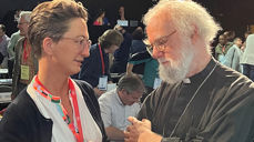 Biskop Kari Mangrud Alvsvåg i samtale med tidligere erkebiskop av Canterbury, Rowan Williams. (Foto: Erhard Hermansen, Norges Kristne Råd)