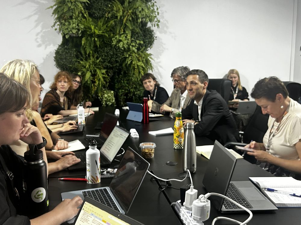 Klima og miljøminister Andreas Bjelland Eriksen og forhandlingsleder Marianne Karlsen møter sivilsamfunnet på COP30.