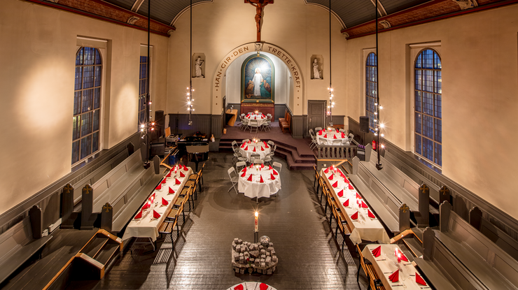 I Tøyenkirka i Oslo har Kirkens Bymisjon i mange år invitert inn til gjestebud for hjemløse. (Foto: Bo Mathisen/Kirkerådet)