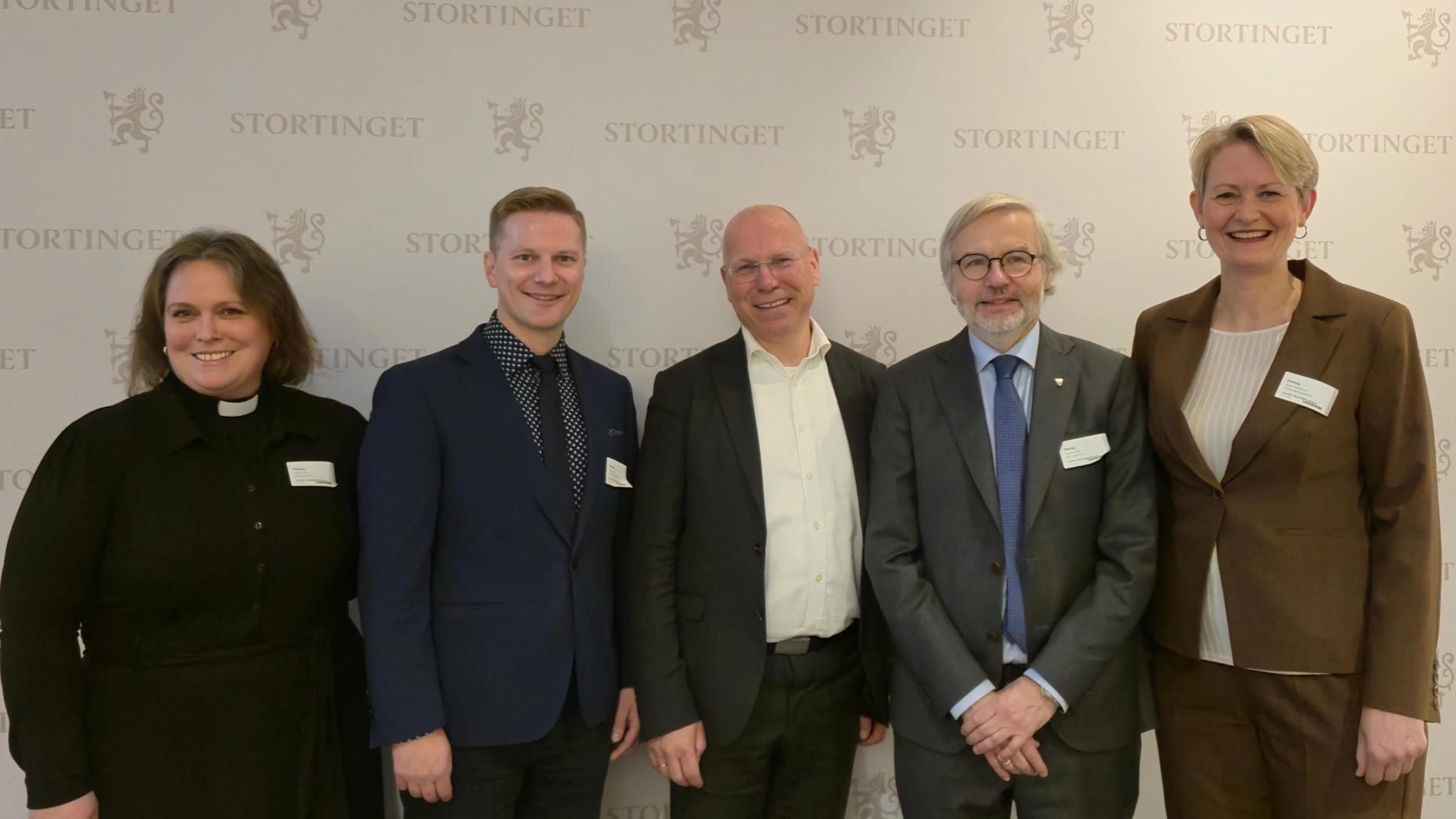 De første aktørene på høring i Familie- og kulturkomiteen: Eva Klokkerud (Presteforeningen), Jens Bjelland (Hovedorganisasjonen KA), Jan Rune Fagermoen (Kirkerådet), Harald Hegstad (Kirkerådet) og Marit Brandt Lågøyr (Hovedorganisasjonen KA). Foto: Den norske kirke. 