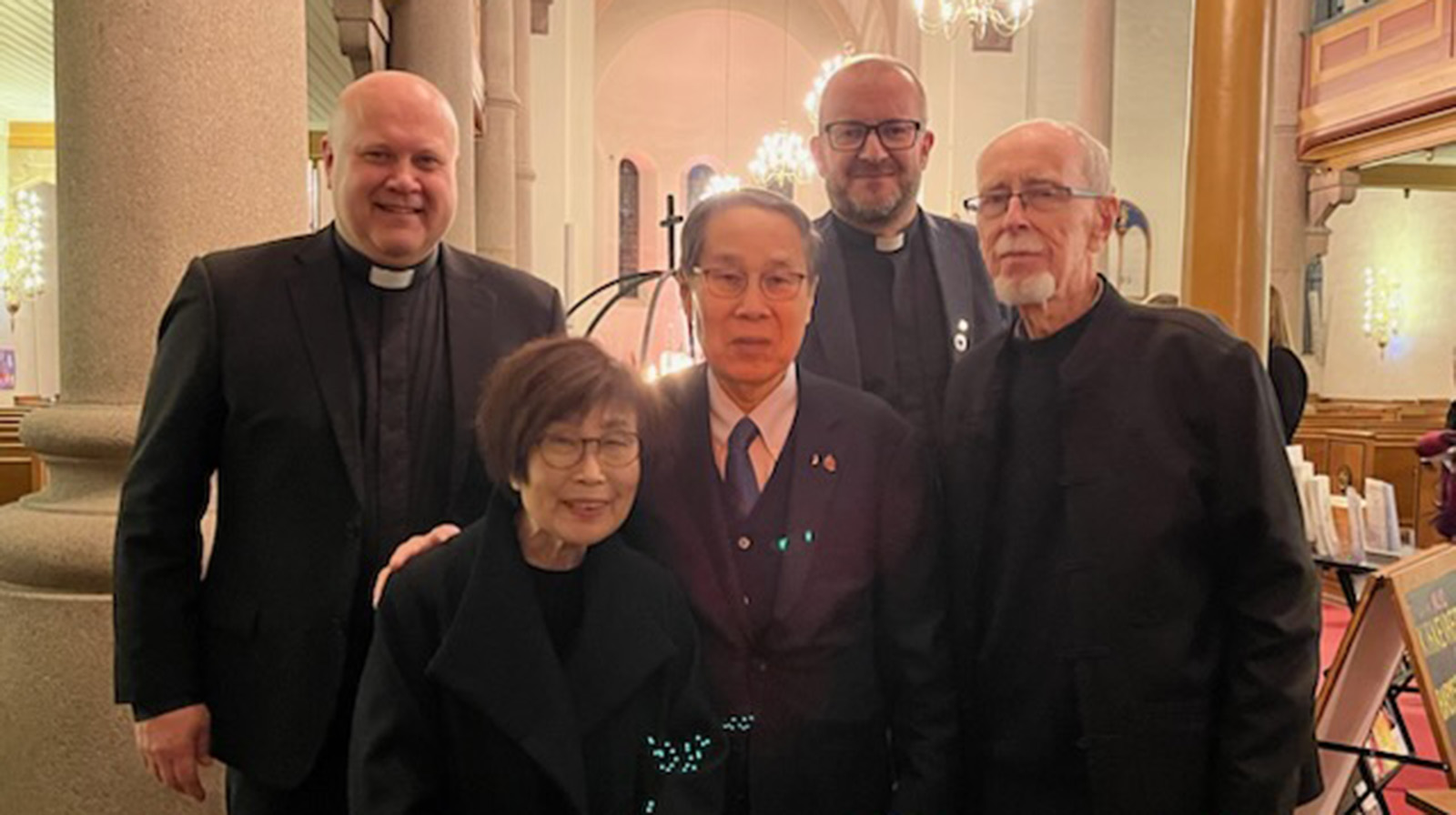 Fra fredsgudstjenesten 9. desember i Grønland kirke, fra venstre Erhard Hermansen, Norges Kristne Råd, Hibakushaene Masao Tomonago og Keiko Ogura, Einar Tjelle, Kirkerådet og Notto Thelle, professor på TF ved UiO. (Foto: Kirkerådet)