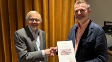 Leder i Kirkerådet Harald Hegstad fikk overlevert rapporten fra utvalgsleder Andreas Andersen.