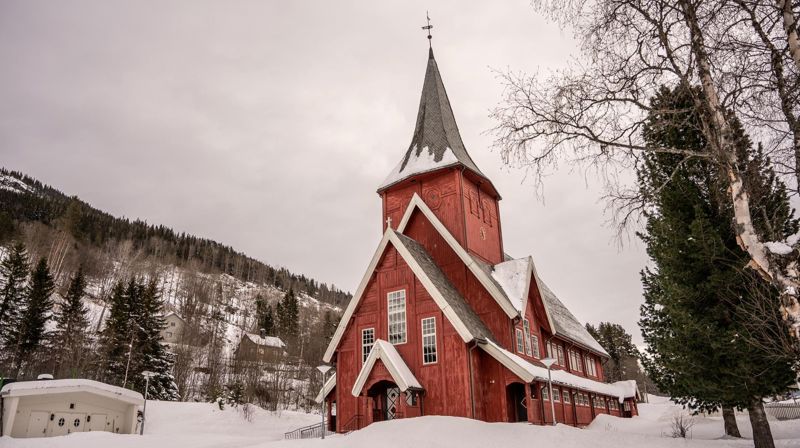 Hol kyrkje, Hagafoss i Buskerud, fra 1924, er blant kirkene som får støtte i første runde av tilskudd fra kirkebevaringsfondet. Foto: Joakim Birkeland/Den norske kirke