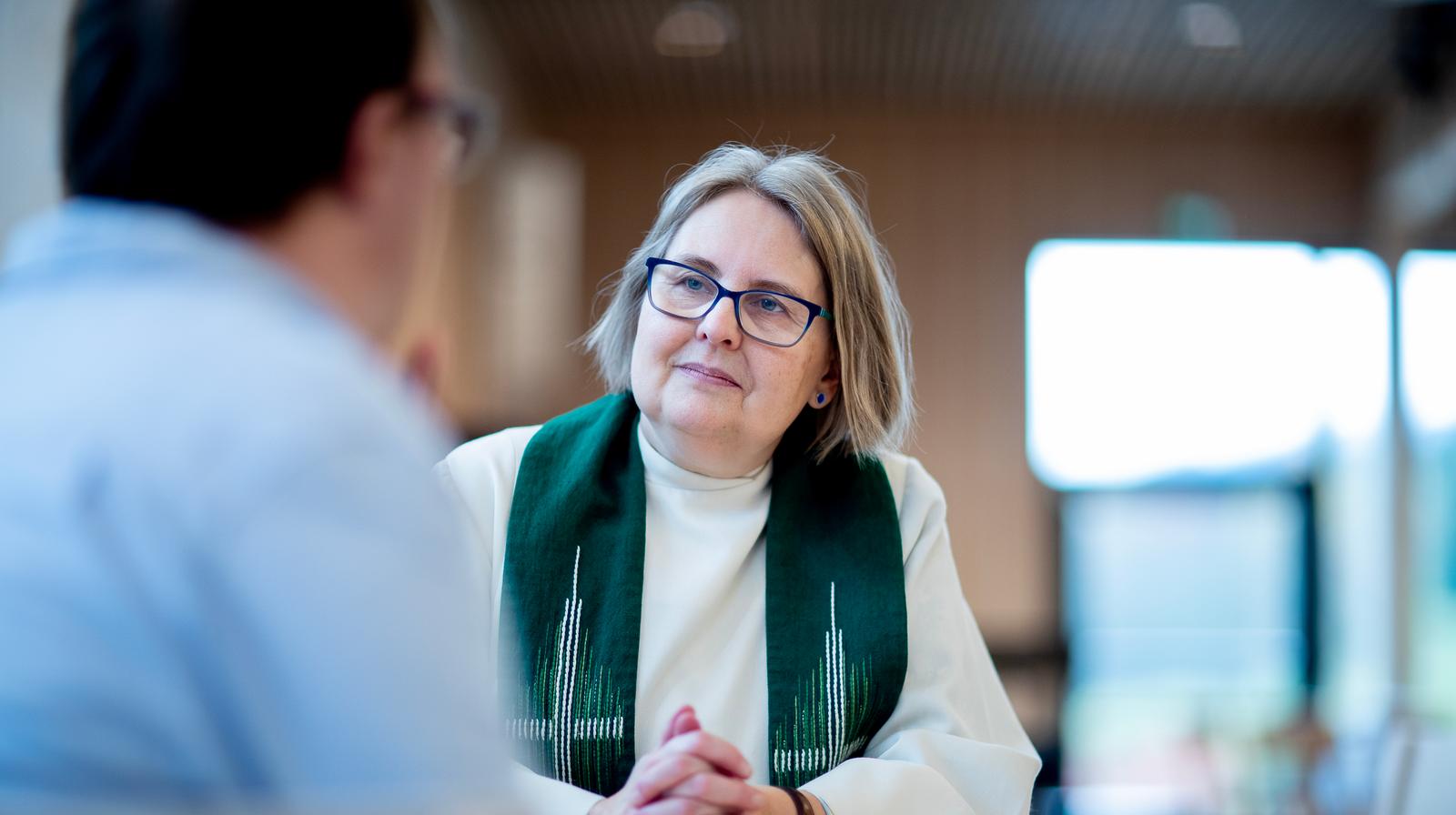 Det skal være trygt å betro seg til prester og andre sjelesørgere i Den norske kirke og andre trossamfunn. Derfor ønsker Den norske kirke at dette skal være lovregulert. Illustrasjonsfoto: Bo Mathisen / Den norske kirke. 