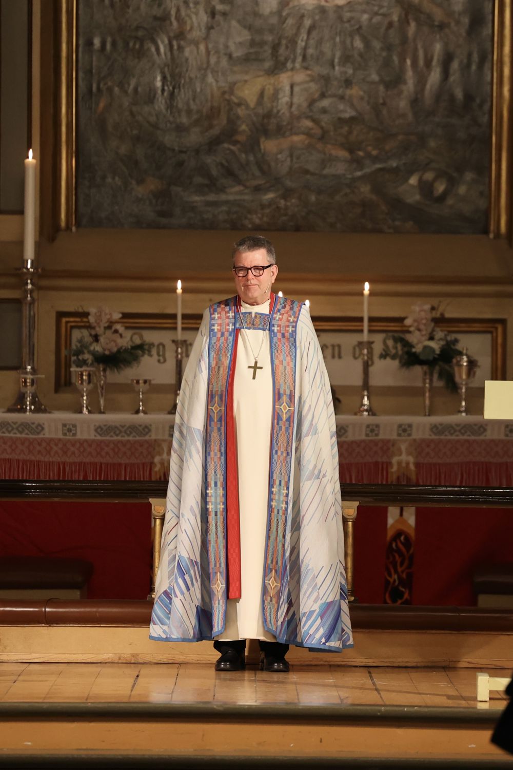 En nyvigslet biskop gratuleres av menigheten med applaus.