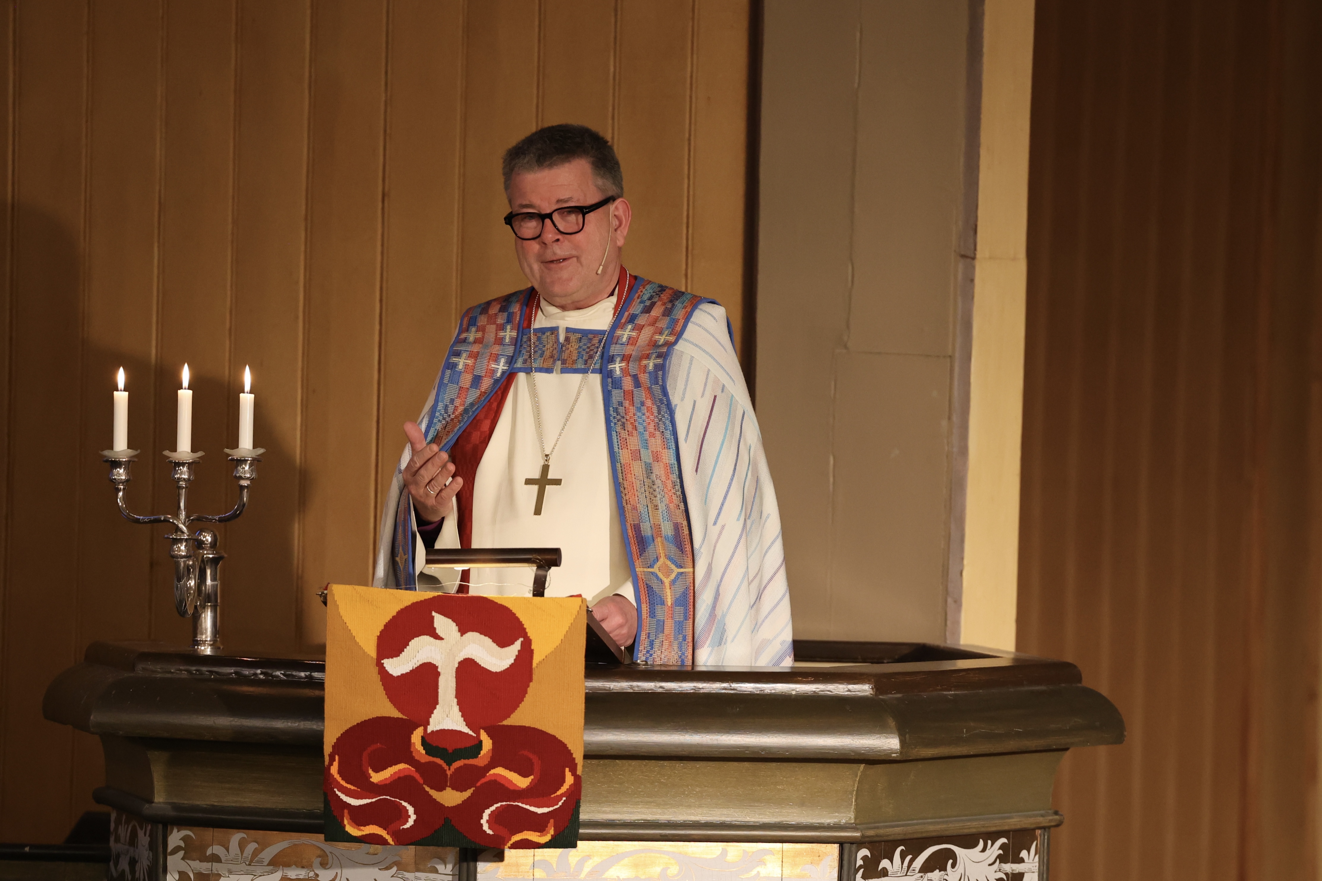 Stig L&#230;gdene holder sin f&#248;rste preken som biskop.