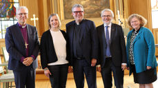 Tromsø domkirke, under presentasjonen av den nye biskopen, fra venstre Olav Fykse Tveit, Marta Kristine Ims, Stig Lægdene, Harald Hegstad og May Line Angell. (Foto: Den norske kirke)