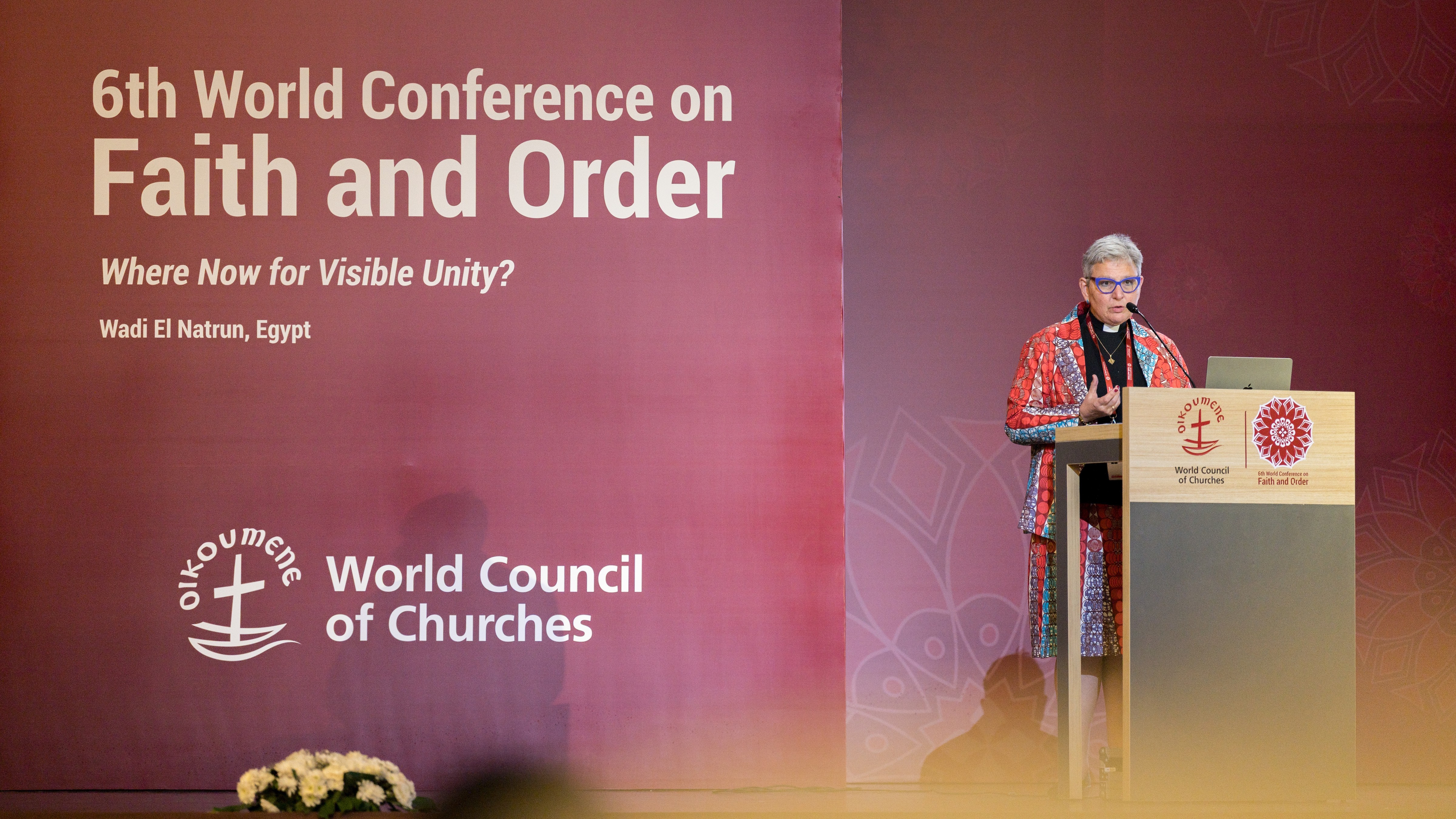 Stephanie Dietrich p&#229; talerstolen i Egypt. Foto: Albin Hillert / Kirkenes verdensr&#229;d. 