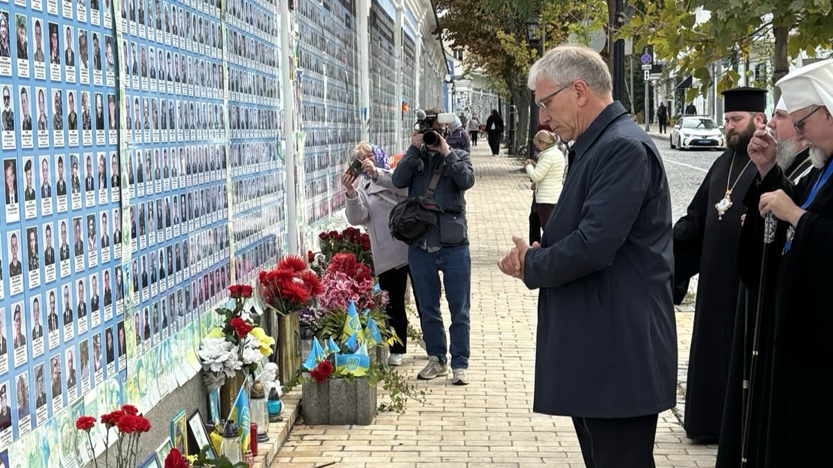 Olav Fykse Tveit la ned roser ved minnemuren for de falne, sammen med nordiske ambassadører og kirkeledere. 