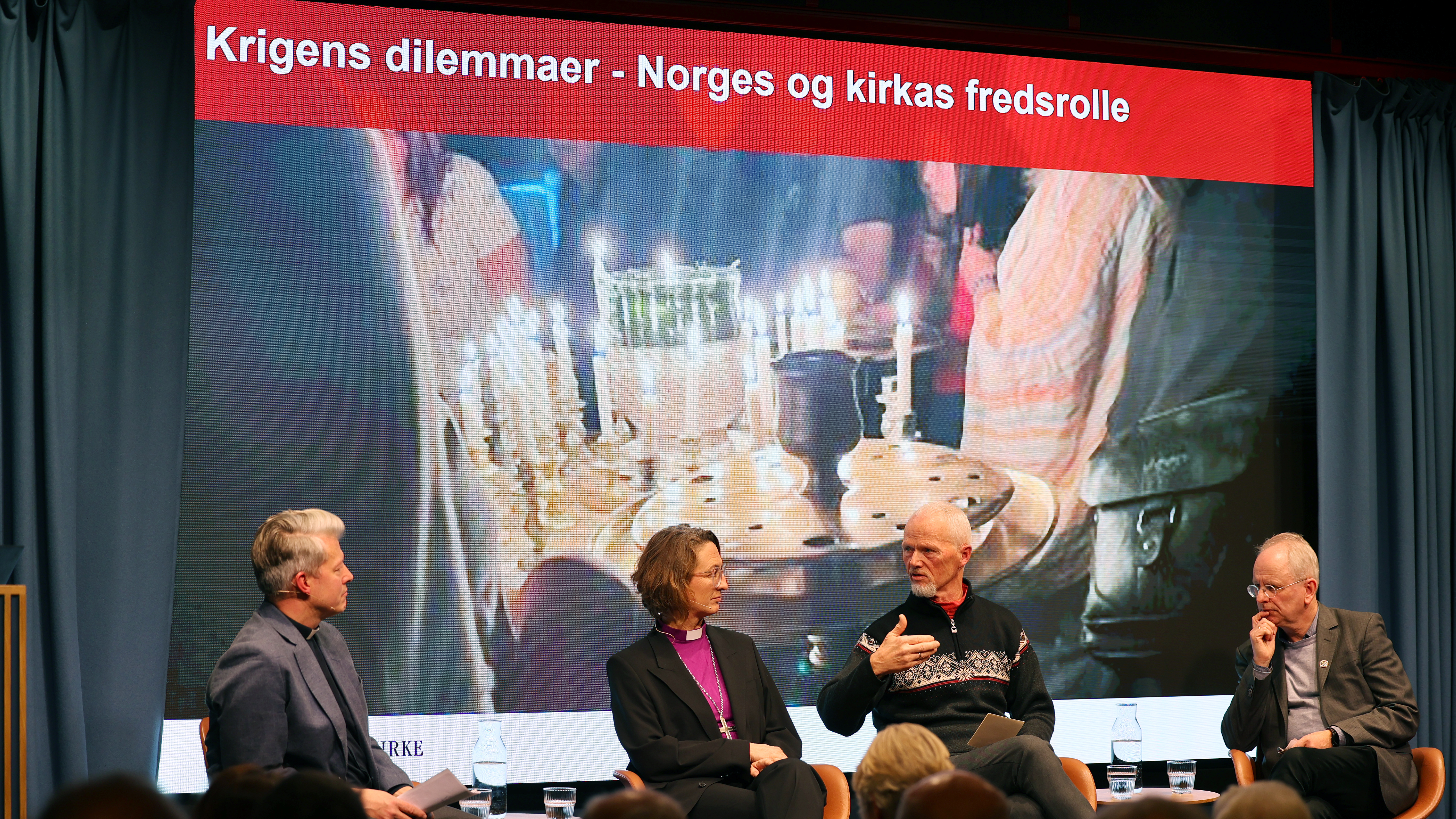 Samtaleleder P&#229;l Kristian Balstad, Kari Alvsv&#229;g, Robert Mood og Henrik Syse. (Foto: Den norske kirke)