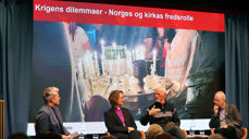 Samtaleleder Pål Kristian Balstad, Kari Alvsvåg, Robert Mood og Henrik Syse. (Foto: Den norske kirke)