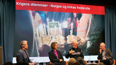 Samtaleleder Pål Kristian Balstad, Kari Alvsvåg, Robert Mood og Henrik Syse. (Foto: Den norske kirke)