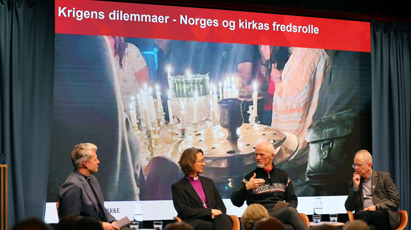 Samtaleleder Pål Kristian Balstad, Kari Alvsvåg, Robert Mood og Henrik Syse. (Foto: Den norske kirke)