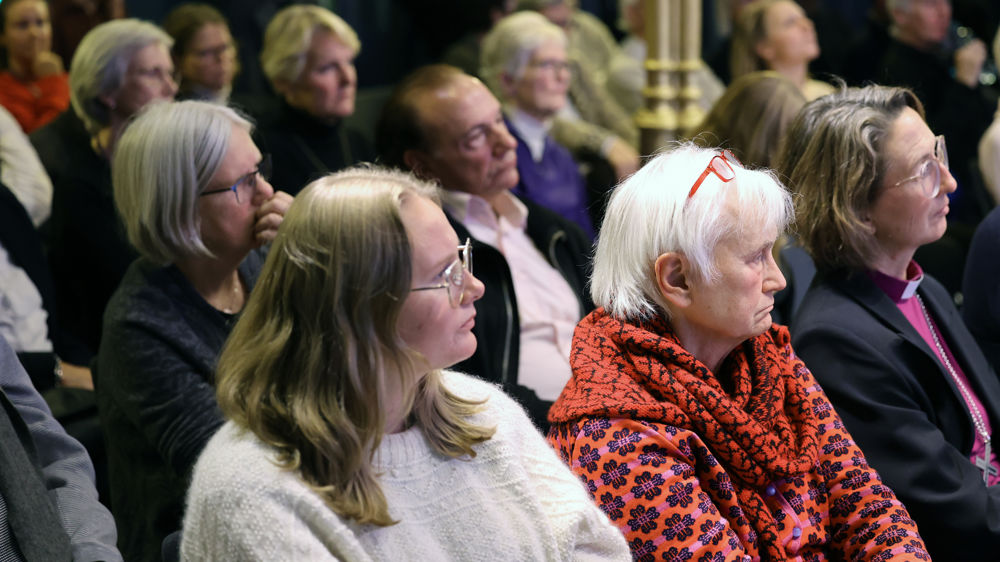 Fullsatt sal på Nobels fredssenter. (Foto: Den norske kirke)