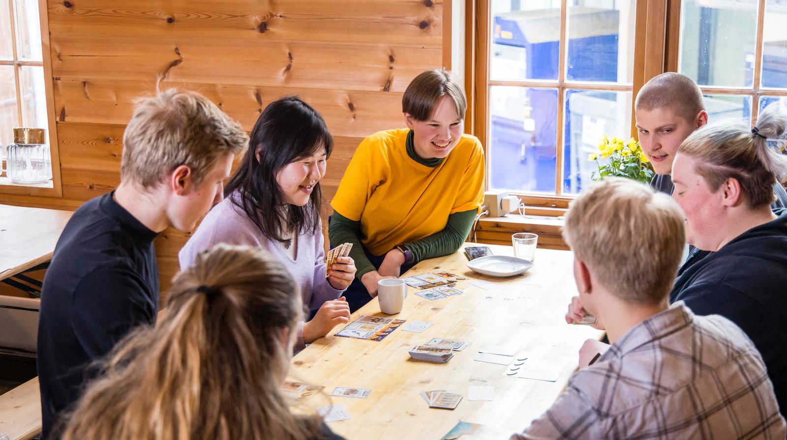 De neste &#229;rene skal Den norske kirke satse p&#229; unge. Foto fra Ukirke i Stavanger, som ukentlig samler studenter og unge voksne: Marius Vervik /  Den norske kirke. 